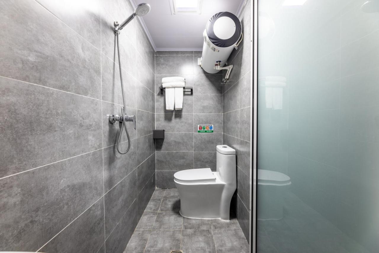 Happy Dragon Hotel -- Nearby Tiananmen Square & Forbidden City & Wangfujing Street & Line 5,6,8 Subway Nearby & Free Coffee & Free Laundry & Fluent English Speaking & Tourist Attractions Ticket Service & Free Wifi Unlimited For Western Software Beijing Bagian luar foto