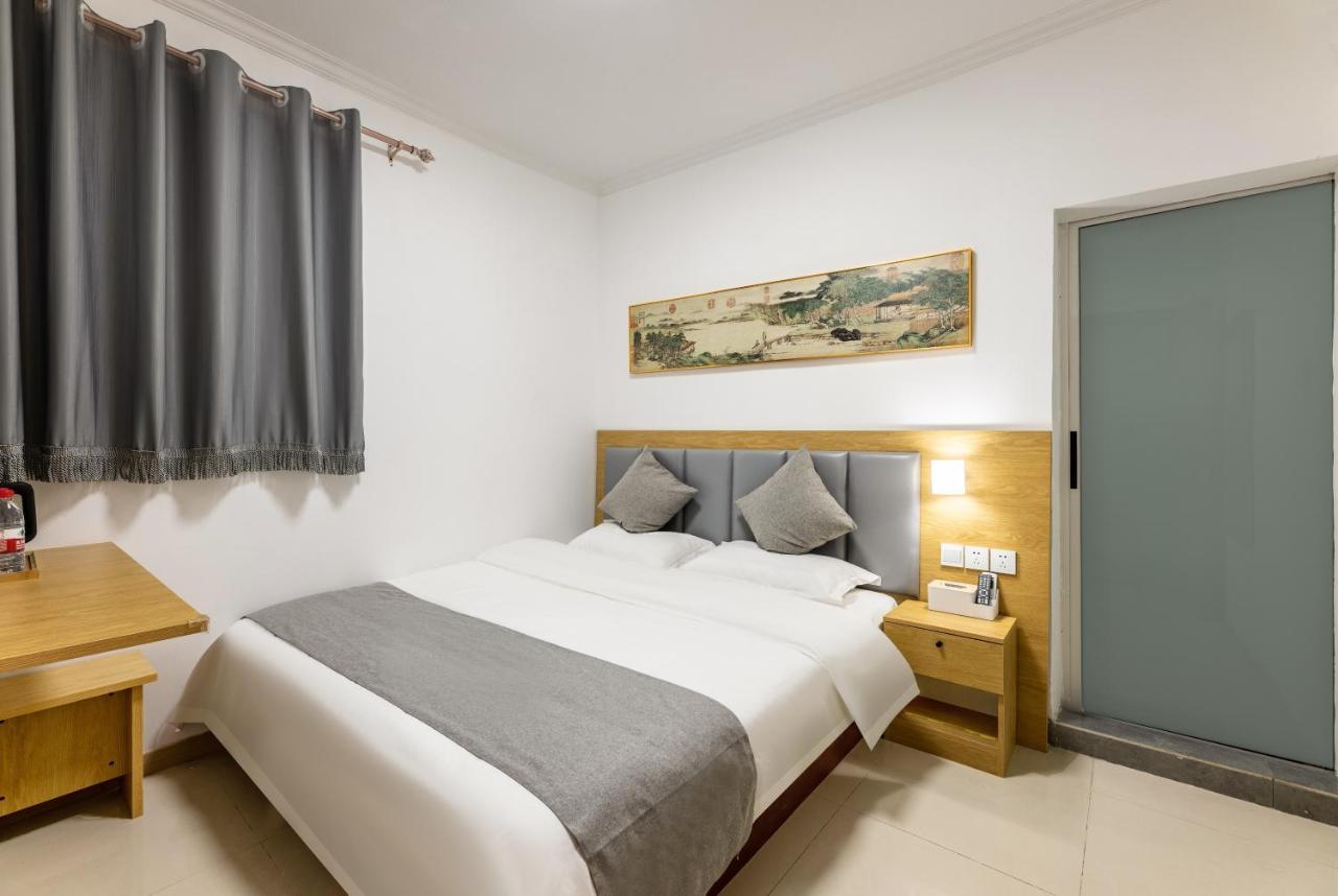 Happy Dragon Hotel -- Nearby Tiananmen Square & Forbidden City & Wangfujing Street & Line 5,6,8 Subway Nearby & Free Coffee & Free Laundry & Fluent English Speaking & Tourist Attractions Ticket Service & Free Wifi Unlimited For Western Software Beijing Bagian luar foto