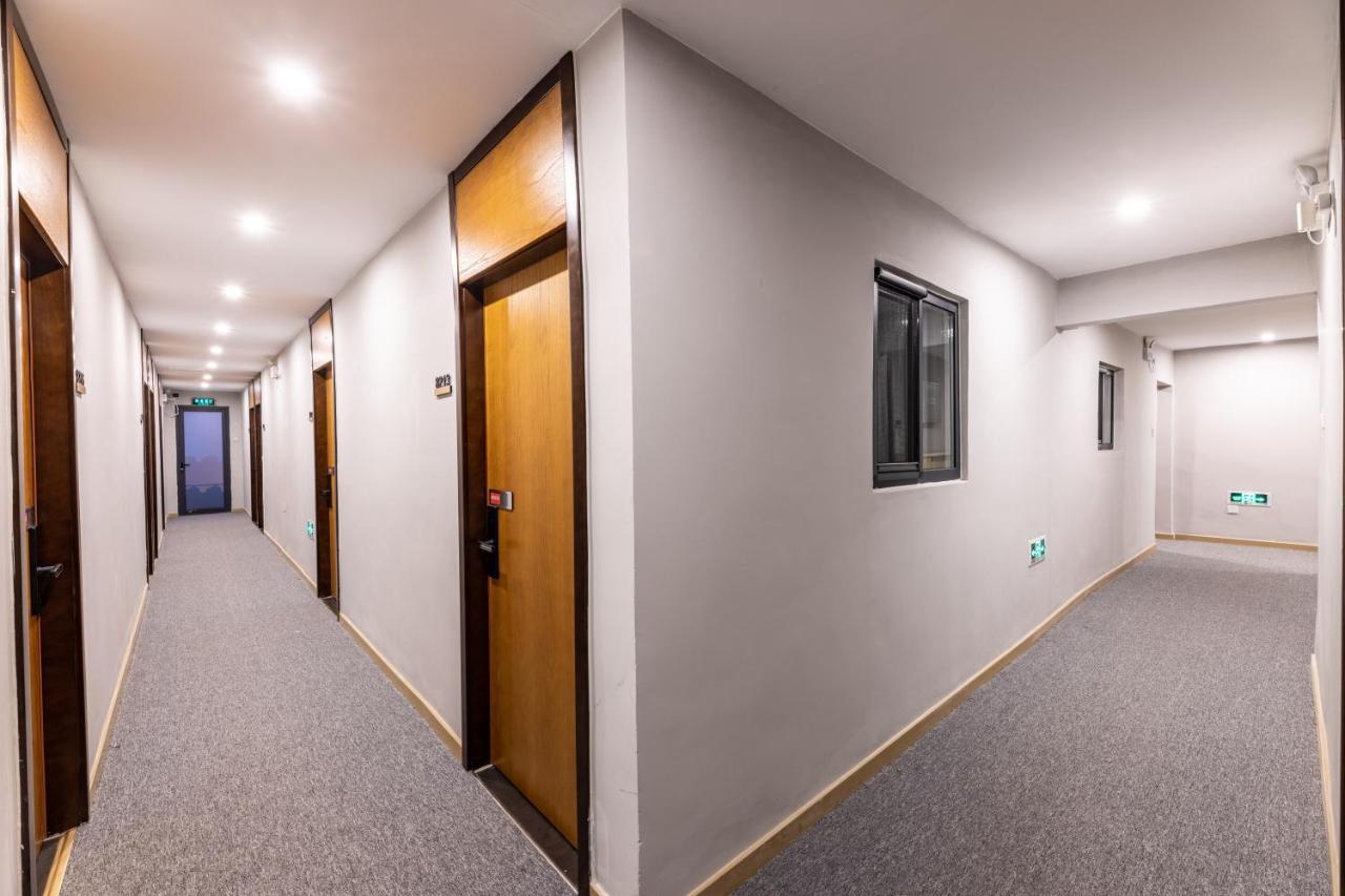 Happy Dragon Hotel -- Nearby Tiananmen Square & Forbidden City & Wangfujing Street & Line 5,6,8 Subway Nearby & Free Coffee & Free Laundry & Fluent English Speaking & Tourist Attractions Ticket Service & Free Wifi Unlimited For Western Software Beijing Bagian luar foto