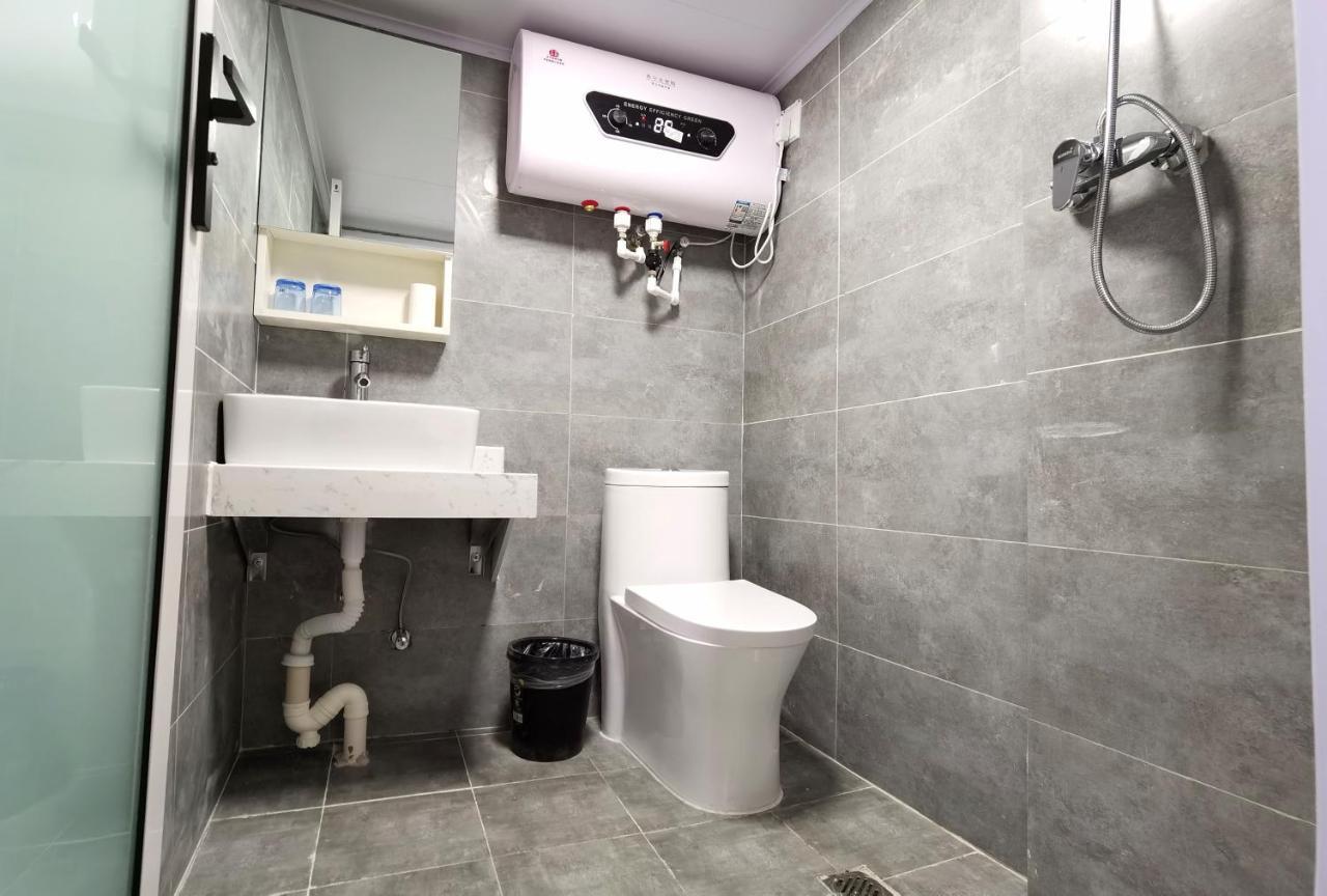 Happy Dragon Hotel -- Nearby Tiananmen Square & Forbidden City & Wangfujing Street & Line 5,6,8 Subway Nearby & Free Coffee & Free Laundry & Fluent English Speaking & Tourist Attractions Ticket Service & Free Wifi Unlimited For Western Software Beijing Bagian luar foto