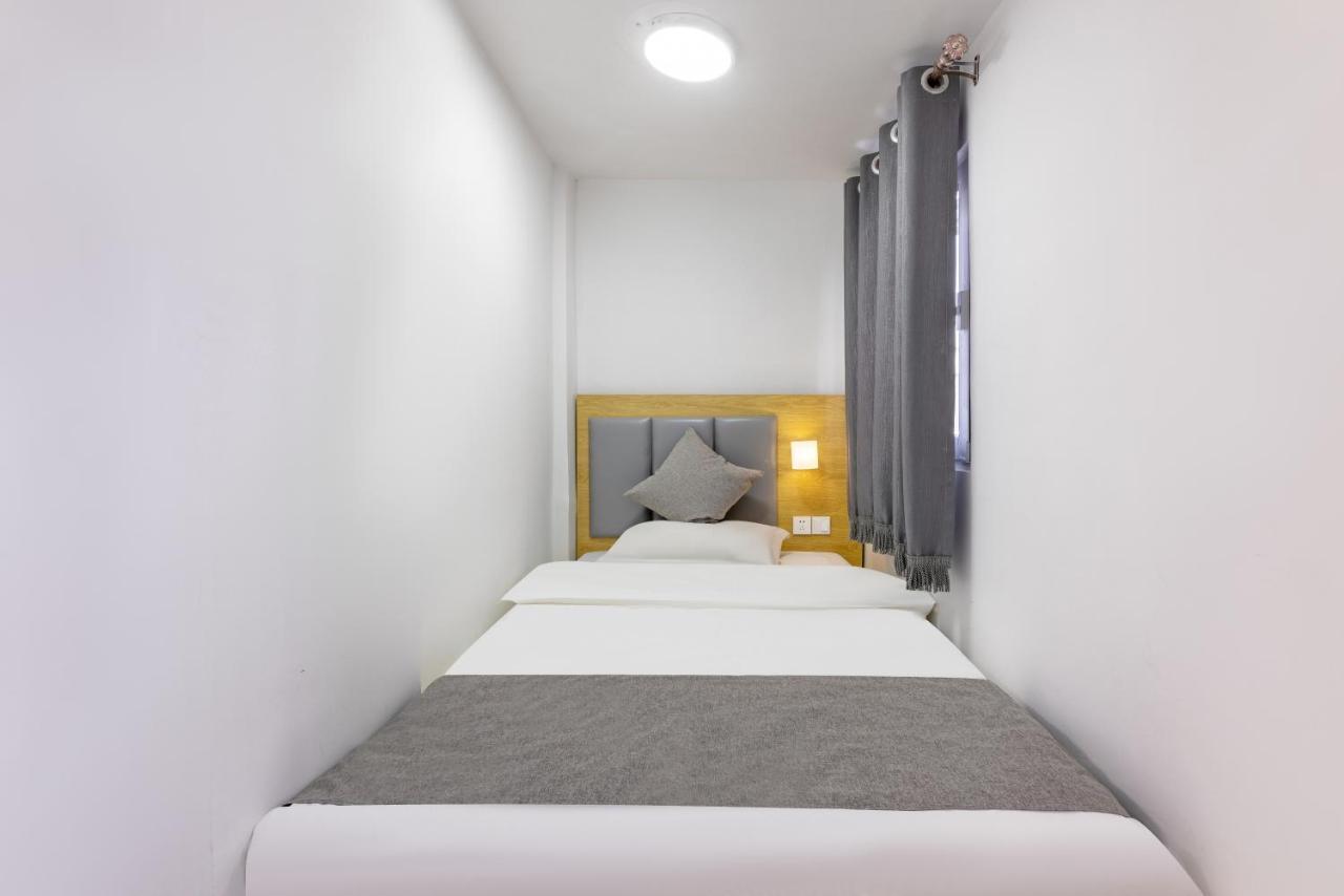 Happy Dragon Hotel -- Nearby Tiananmen Square & Forbidden City & Wangfujing Street & Line 5,6,8 Subway Nearby & Free Coffee & Free Laundry & Fluent English Speaking & Tourist Attractions Ticket Service & Free Wifi Unlimited For Western Software Beijing Bagian luar foto