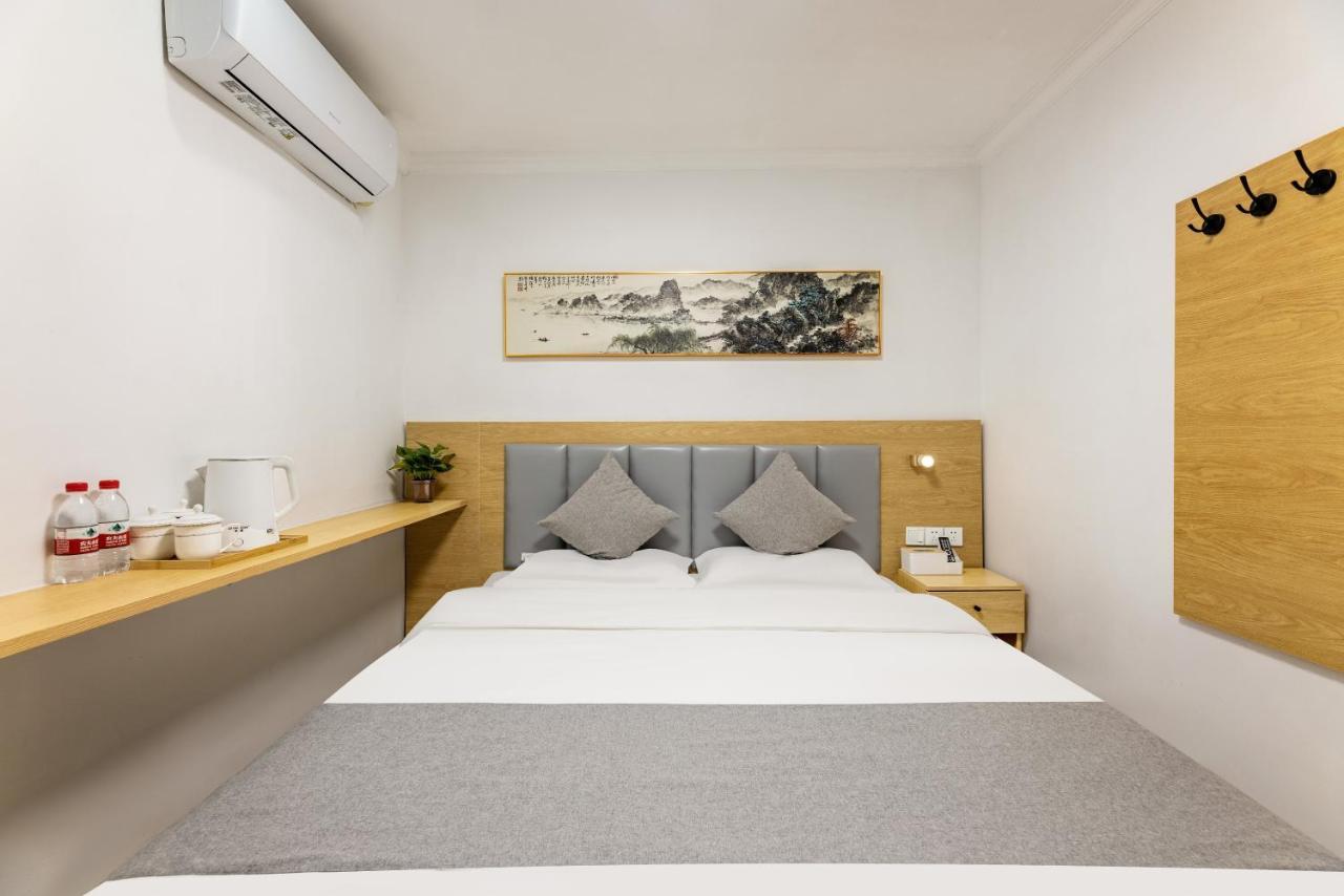 Happy Dragon Hotel -- Nearby Tiananmen Square & Forbidden City & Wangfujing Street & Line 5,6,8 Subway Nearby & Free Coffee & Free Laundry & Fluent English Speaking & Tourist Attractions Ticket Service & Free Wifi Unlimited For Western Software Beijing Bagian luar foto