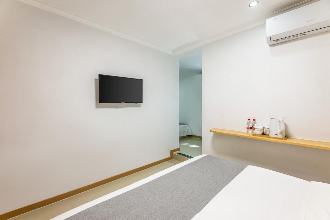 Happy Dragon Hotel -- Nearby Tiananmen Square & Forbidden City & Wangfujing Street & Line 5,6,8 Subway Nearby & Free Coffee & Free Laundry & Fluent English Speaking & Tourist Attractions Ticket Service & Free Wifi Unlimited For Western Software Beijing Bagian luar foto