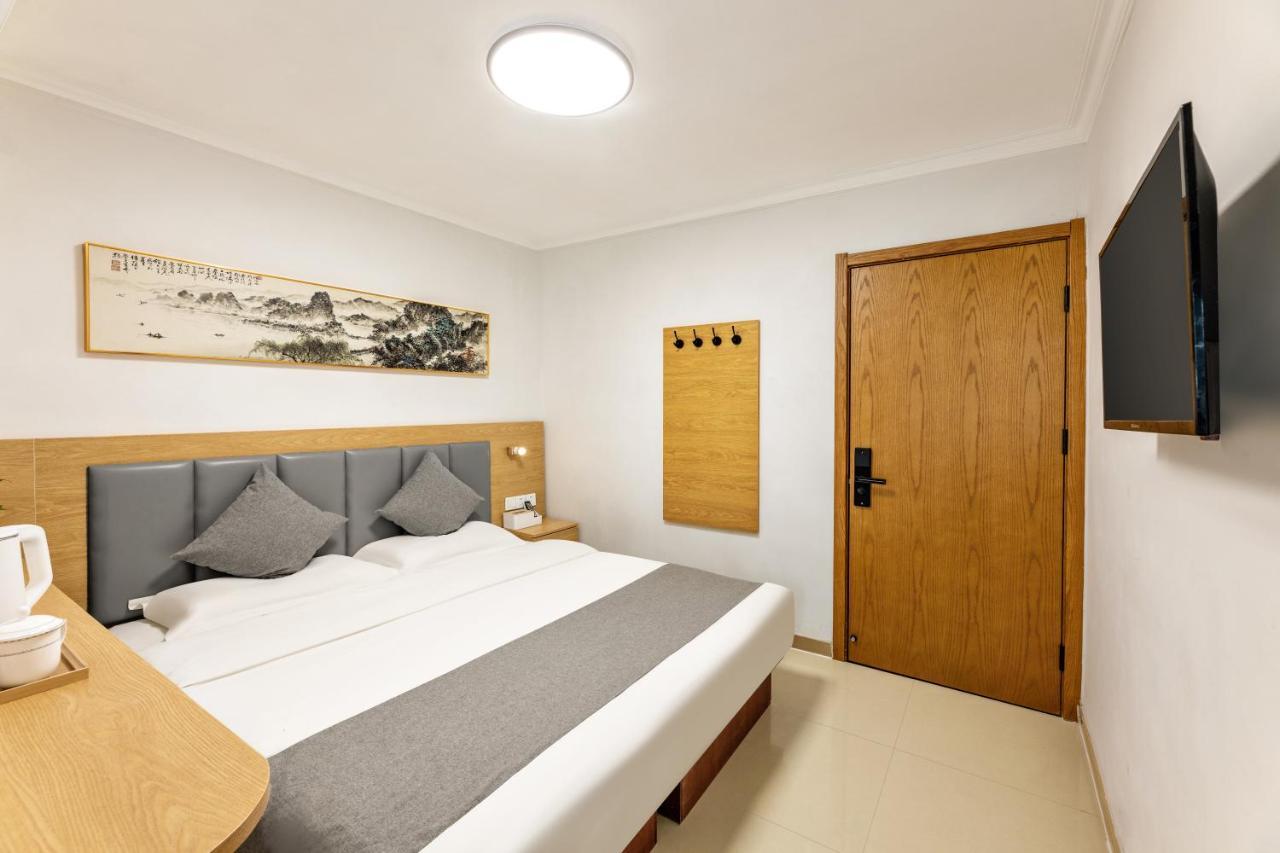 Happy Dragon Hotel -- Nearby Tiananmen Square & Forbidden City & Wangfujing Street & Line 5,6,8 Subway Nearby & Free Coffee & Free Laundry & Fluent English Speaking & Tourist Attractions Ticket Service & Free Wifi Unlimited For Western Software Beijing Bagian luar foto