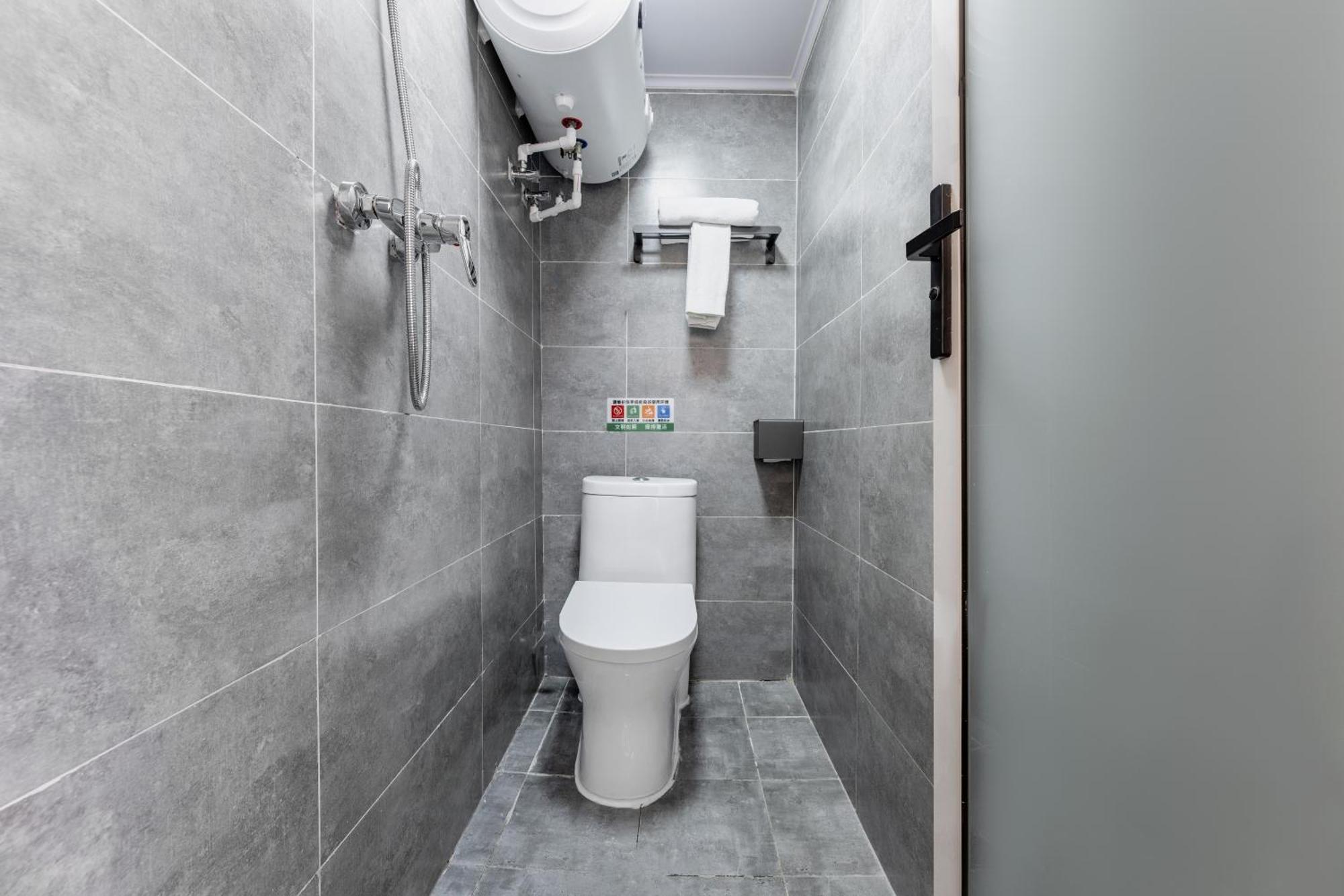 Happy Dragon Hotel -- Nearby Tiananmen Square & Forbidden City & Wangfujing Street & Line 5,6,8 Subway Nearby & Free Coffee & Free Laundry & Fluent English Speaking & Tourist Attractions Ticket Service & Free Wifi Unlimited For Western Software Beijing Bagian luar foto