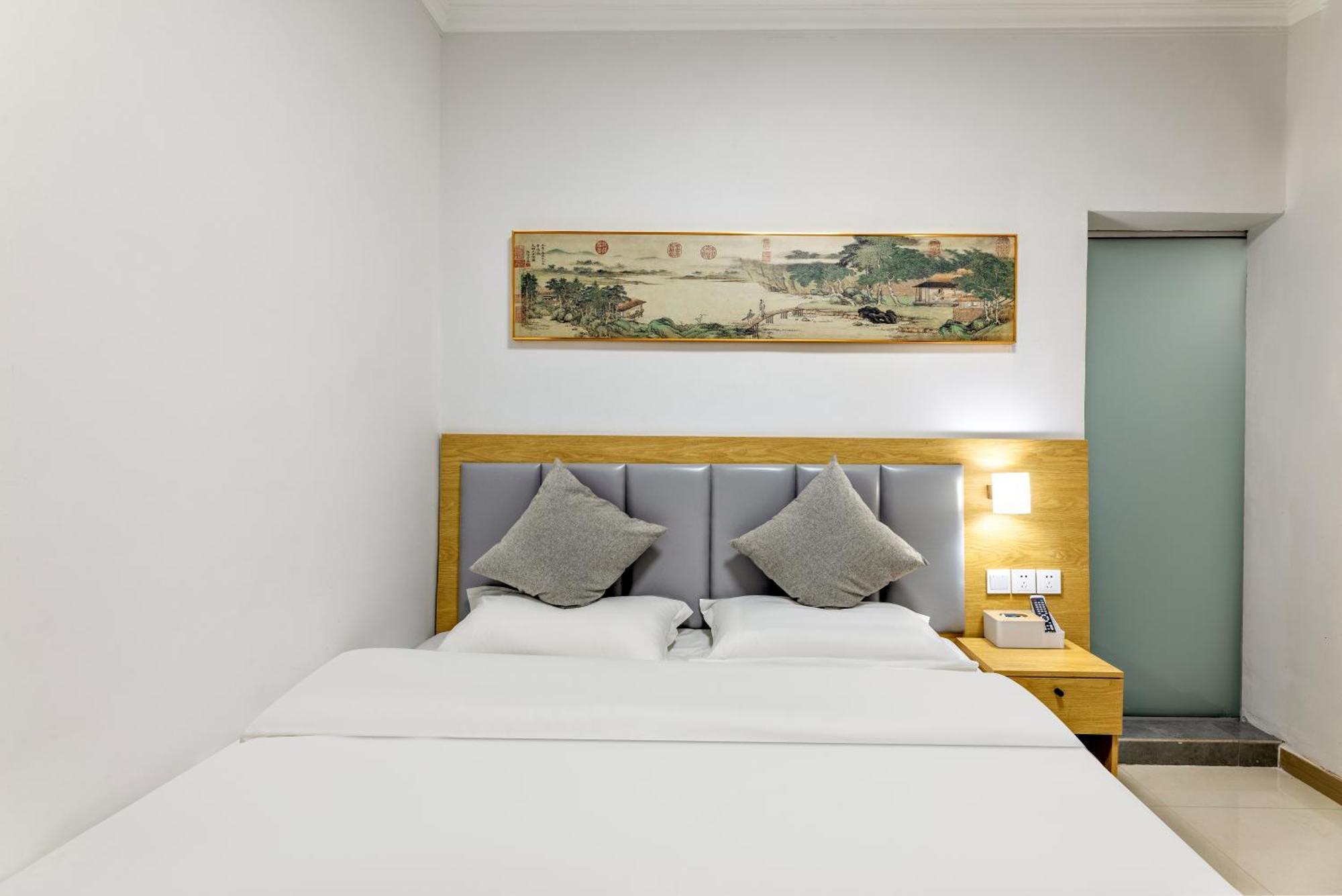 Happy Dragon Hotel -- Nearby Tiananmen Square & Forbidden City & Wangfujing Street & Line 5,6,8 Subway Nearby & Free Coffee & Free Laundry & Fluent English Speaking & Tourist Attractions Ticket Service & Free Wifi Unlimited For Western Software Beijing Bagian luar foto