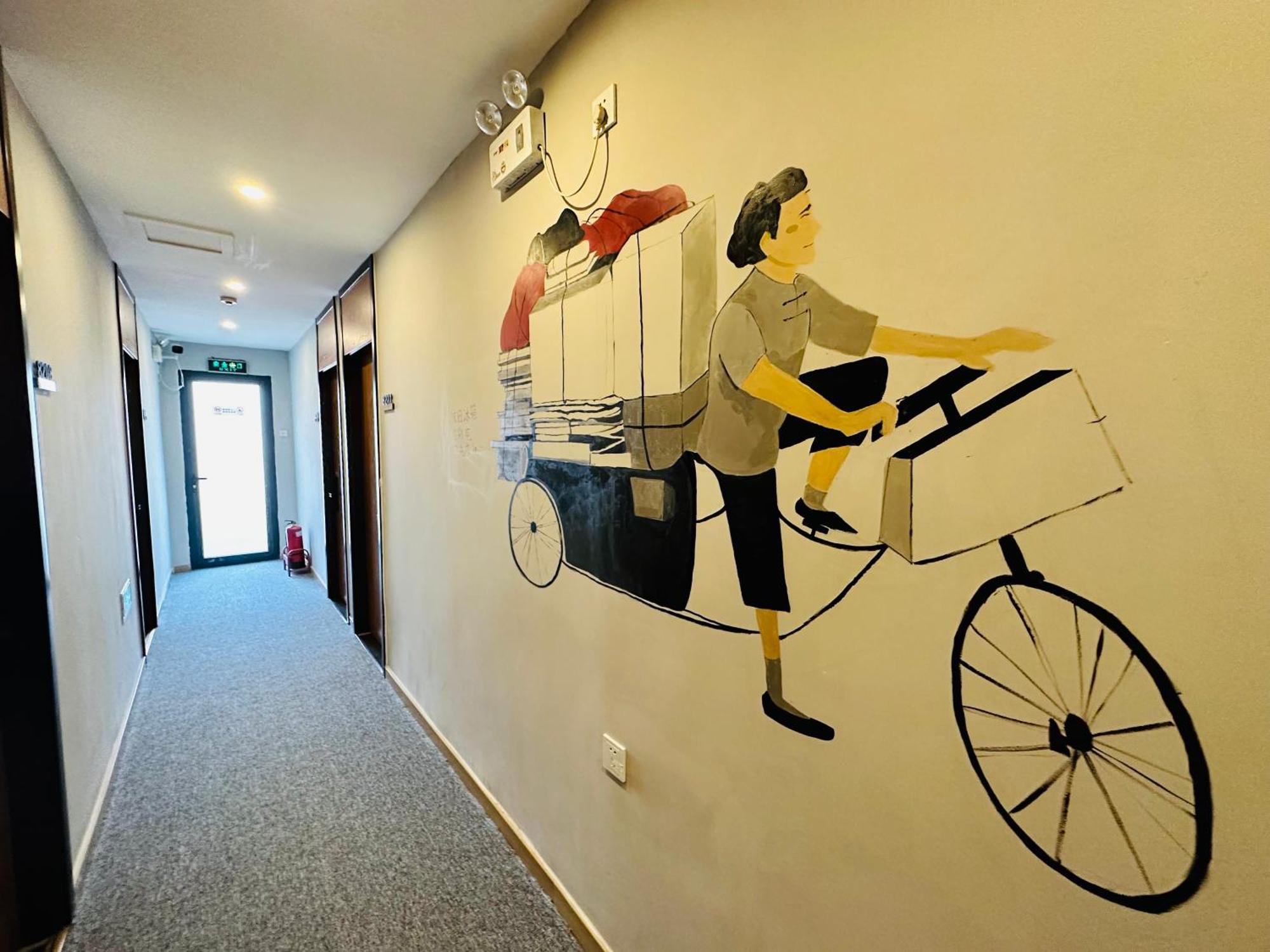 Happy Dragon Hotel -- Nearby Tiananmen Square & Forbidden City & Wangfujing Street & Line 5,6,8 Subway Nearby & Free Coffee & Free Laundry & Fluent English Speaking & Tourist Attractions Ticket Service & Free Wifi Unlimited For Western Software Beijing Bagian luar foto