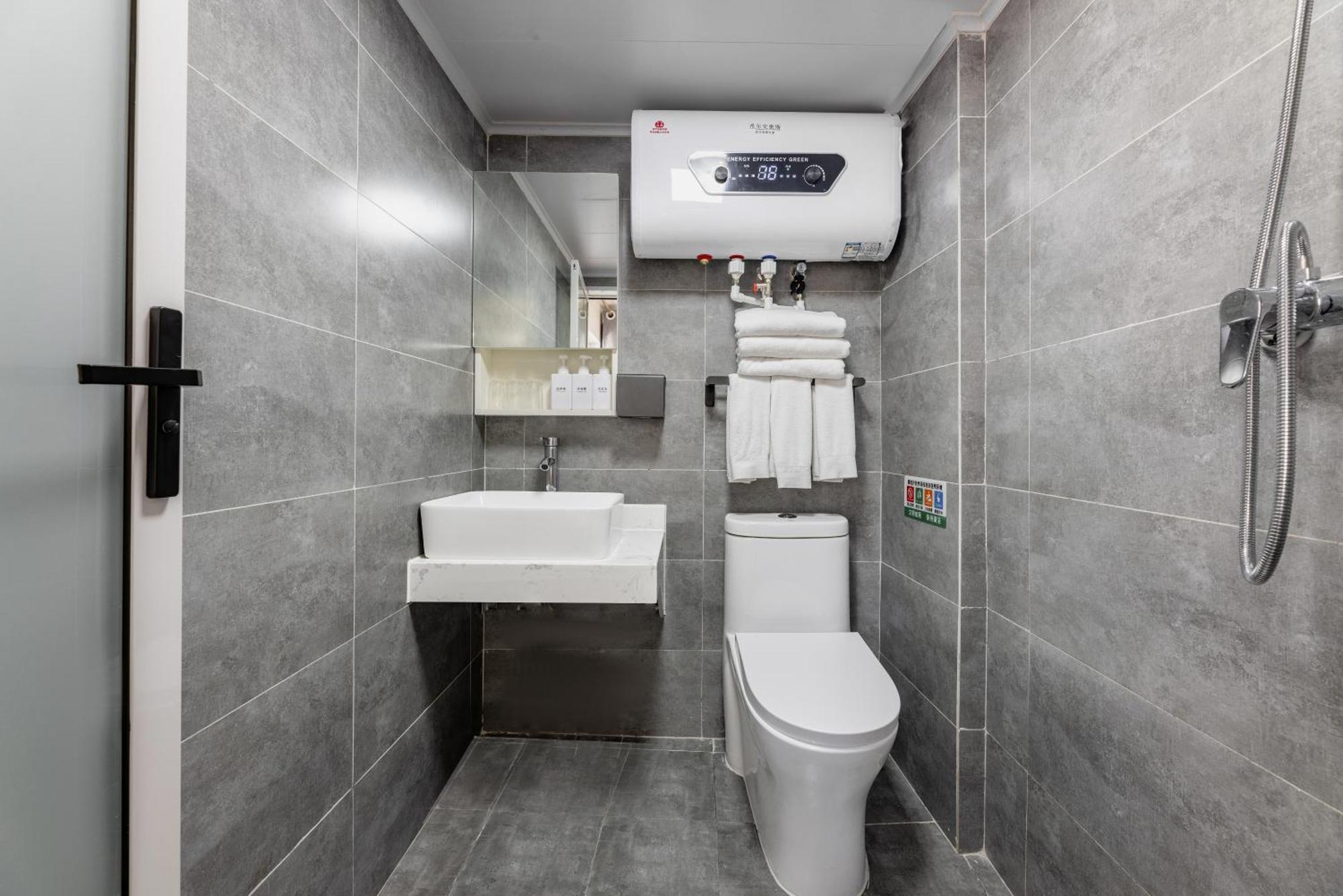 Happy Dragon Hotel -- Nearby Tiananmen Square & Forbidden City & Wangfujing Street & Line 5,6,8 Subway Nearby & Free Coffee & Free Laundry & Fluent English Speaking & Tourist Attractions Ticket Service & Free Wifi Unlimited For Western Software Beijing Bagian luar foto