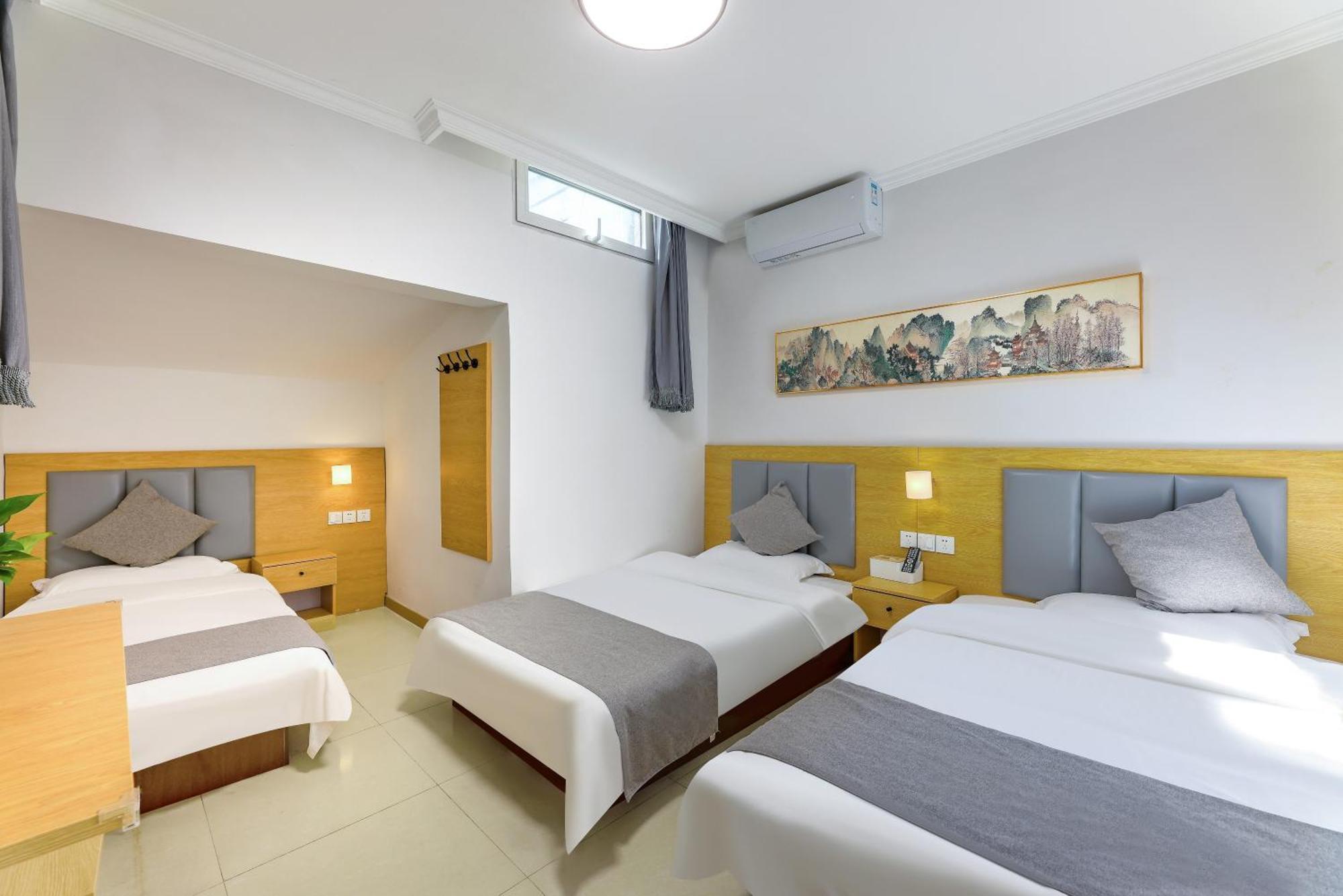 Happy Dragon Hotel -- Nearby Tiananmen Square & Forbidden City & Wangfujing Street & Line 5,6,8 Subway Nearby & Free Coffee & Free Laundry & Fluent English Speaking & Tourist Attractions Ticket Service & Free Wifi Unlimited For Western Software Beijing Bagian luar foto