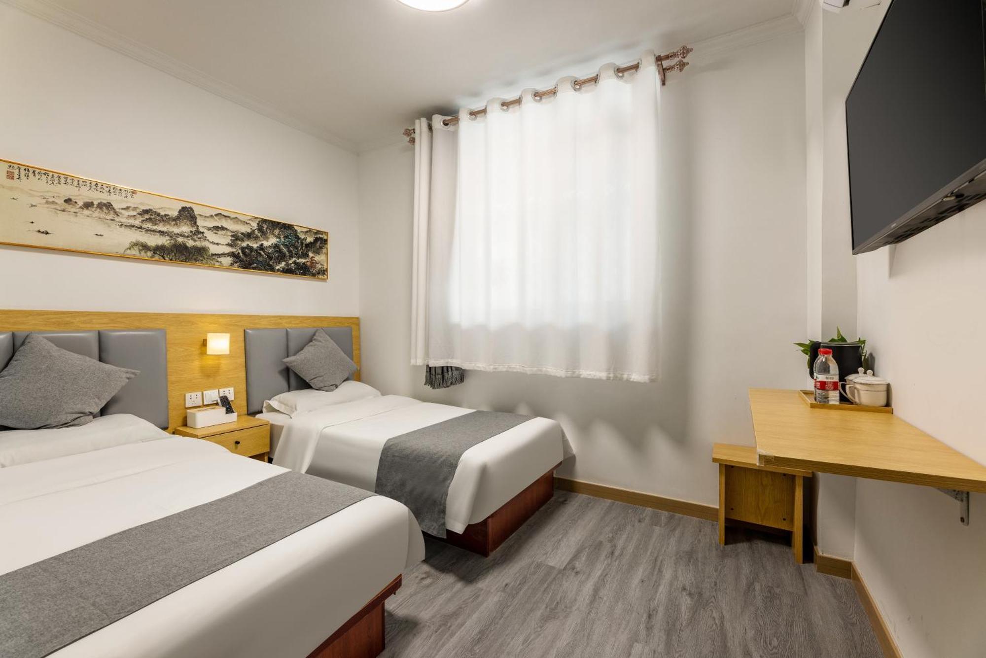 Happy Dragon Hotel -- Nearby Tiananmen Square & Forbidden City & Wangfujing Street & Line 5,6,8 Subway Nearby & Free Coffee & Free Laundry & Fluent English Speaking & Tourist Attractions Ticket Service & Free Wifi Unlimited For Western Software Beijing Bagian luar foto
