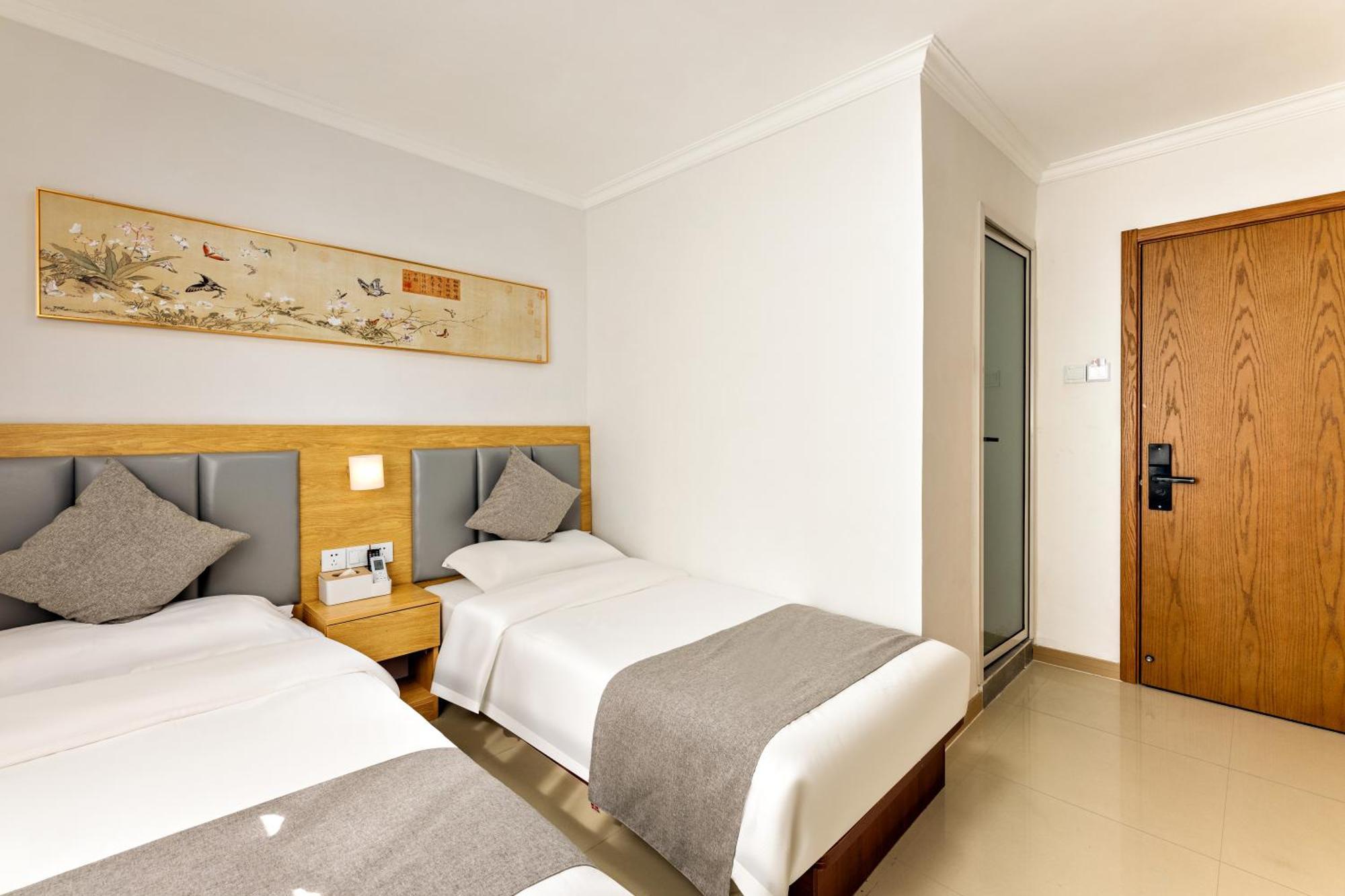 Happy Dragon Hotel -- Nearby Tiananmen Square & Forbidden City & Wangfujing Street & Line 5,6,8 Subway Nearby & Free Coffee & Free Laundry & Fluent English Speaking & Tourist Attractions Ticket Service & Free Wifi Unlimited For Western Software Beijing Bagian luar foto