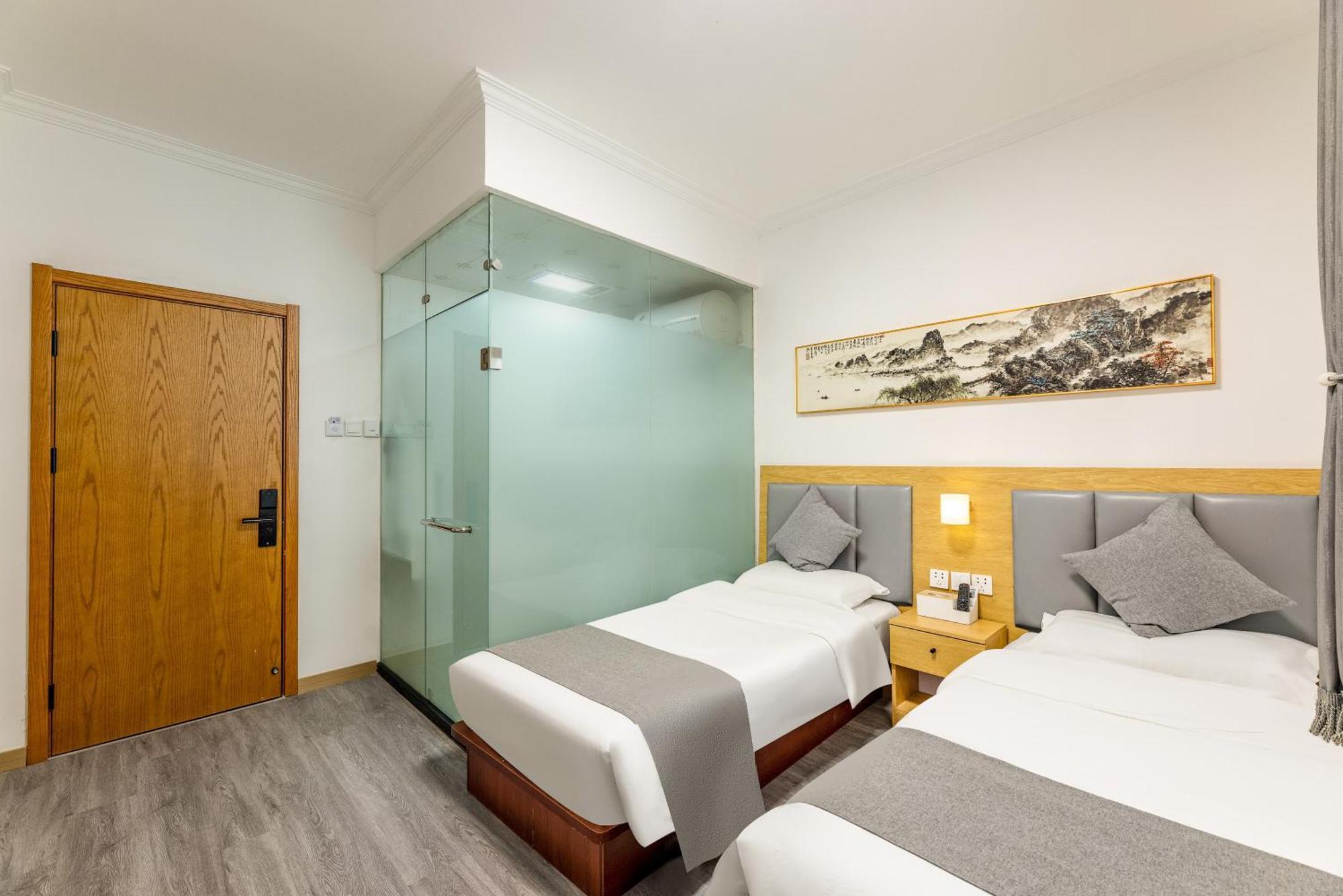 Happy Dragon Hotel -- Nearby Tiananmen Square & Forbidden City & Wangfujing Street & Line 5,6,8 Subway Nearby & Free Coffee & Free Laundry & Fluent English Speaking & Tourist Attractions Ticket Service & Free Wifi Unlimited For Western Software Beijing Bagian luar foto