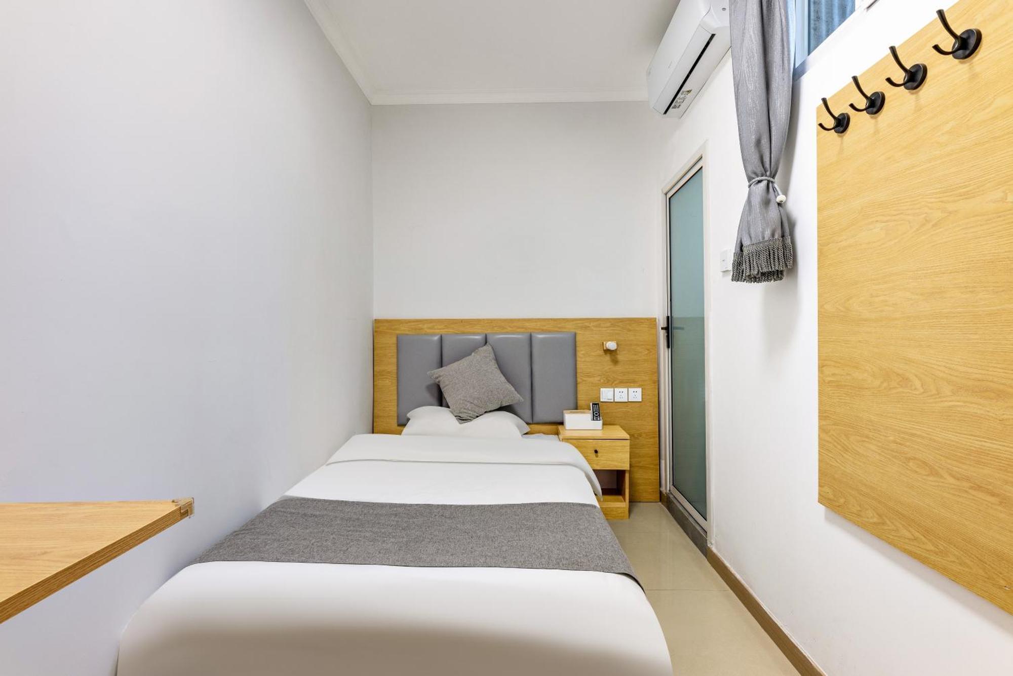 Happy Dragon Hotel -- Nearby Tiananmen Square & Forbidden City & Wangfujing Street & Line 5,6,8 Subway Nearby & Free Coffee & Free Laundry & Fluent English Speaking & Tourist Attractions Ticket Service & Free Wifi Unlimited For Western Software Beijing Bagian luar foto