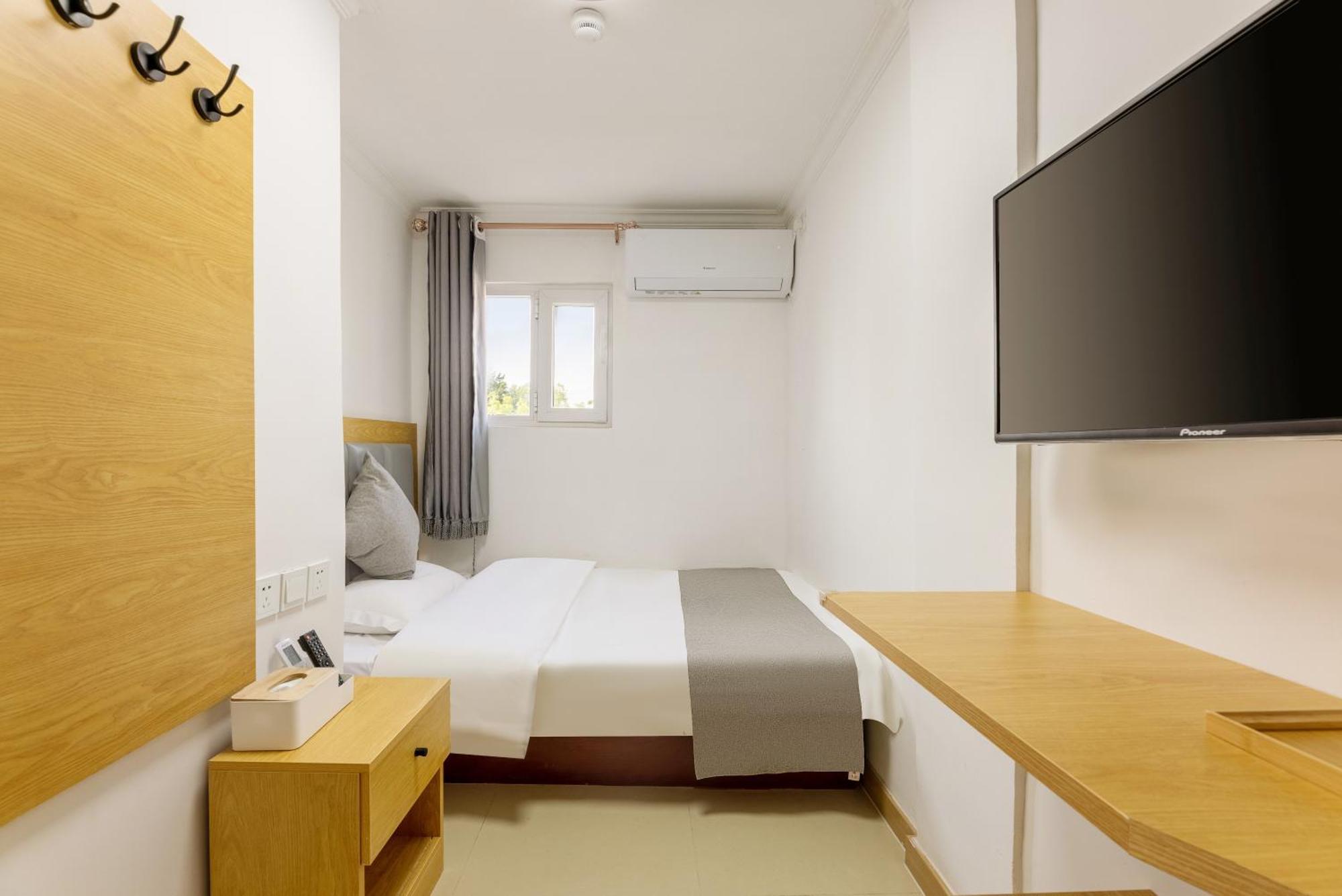 Happy Dragon Hotel -- Nearby Tiananmen Square & Forbidden City & Wangfujing Street & Line 5,6,8 Subway Nearby & Free Coffee & Free Laundry & Fluent English Speaking & Tourist Attractions Ticket Service & Free Wifi Unlimited For Western Software Beijing Bagian luar foto