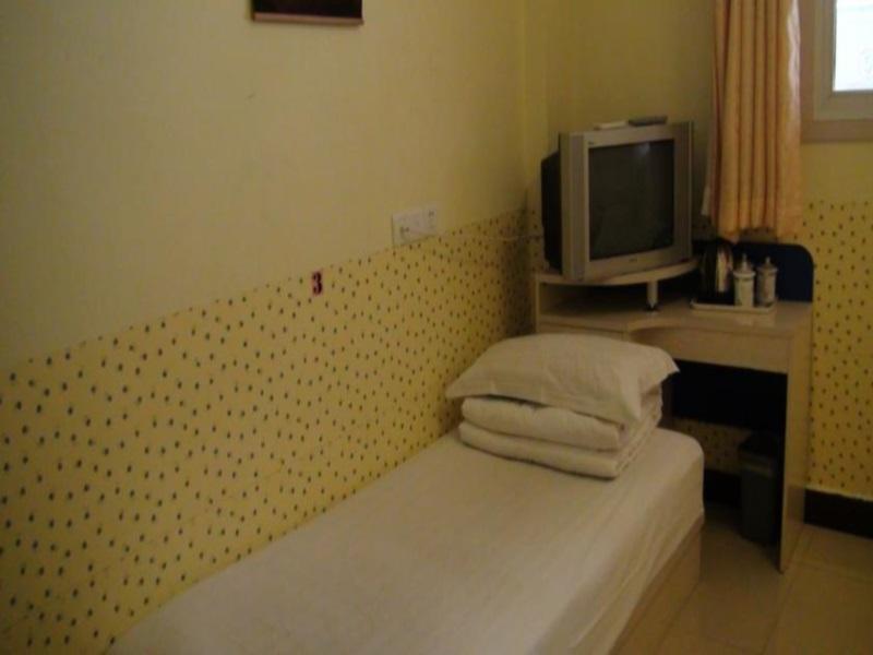 Happy Dragon Hotel -- Nearby Tiananmen Square & Forbidden City & Wangfujing Street & Line 5,6,8 Subway Nearby & Free Coffee & Free Laundry & Fluent English Speaking & Tourist Attractions Ticket Service & Free Wifi Unlimited For Western Software Beijing Bagian luar foto
