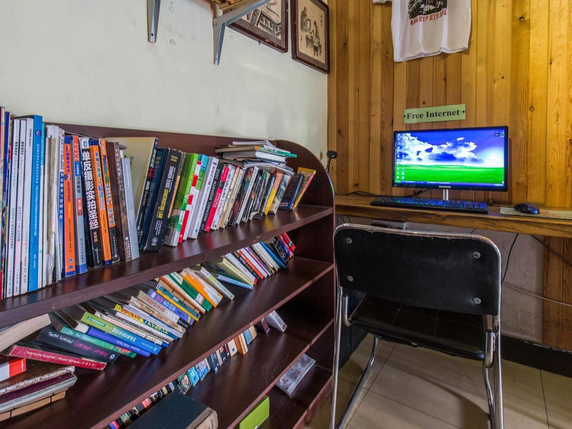 Happy Dragon Hotel -- Nearby Tiananmen Square & Forbidden City & Wangfujing Street & Line 5,6,8 Subway Nearby & Free Coffee & Free Laundry & Fluent English Speaking & Tourist Attractions Ticket Service & Free Wifi Unlimited For Western Software Beijing Bagian luar foto