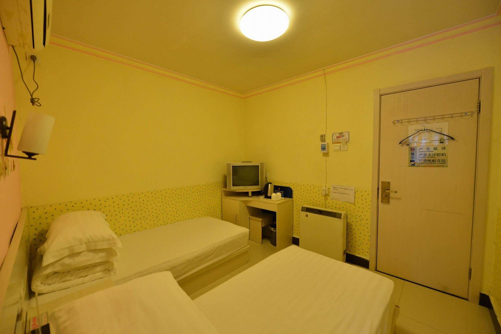Happy Dragon Hotel -- Nearby Tiananmen Square & Forbidden City & Wangfujing Street & Line 5,6,8 Subway Nearby & Free Coffee & Free Laundry & Fluent English Speaking & Tourist Attractions Ticket Service & Free Wifi Unlimited For Western Software Beijing Bagian luar foto