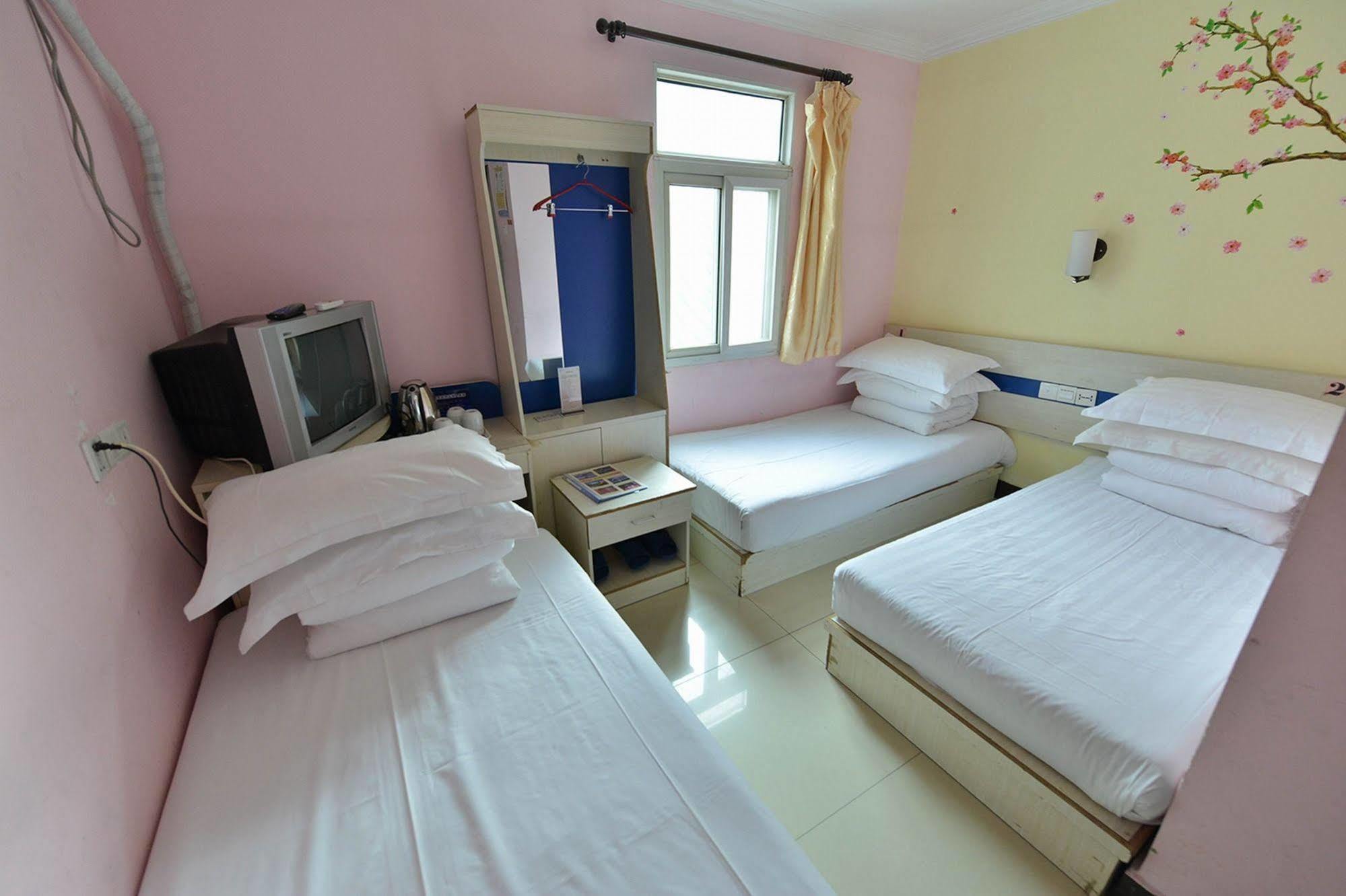 Happy Dragon Hotel -- Nearby Tiananmen Square & Forbidden City & Wangfujing Street & Line 5,6,8 Subway Nearby & Free Coffee & Free Laundry & Fluent English Speaking & Tourist Attractions Ticket Service & Free Wifi Unlimited For Western Software Beijing Bagian luar foto