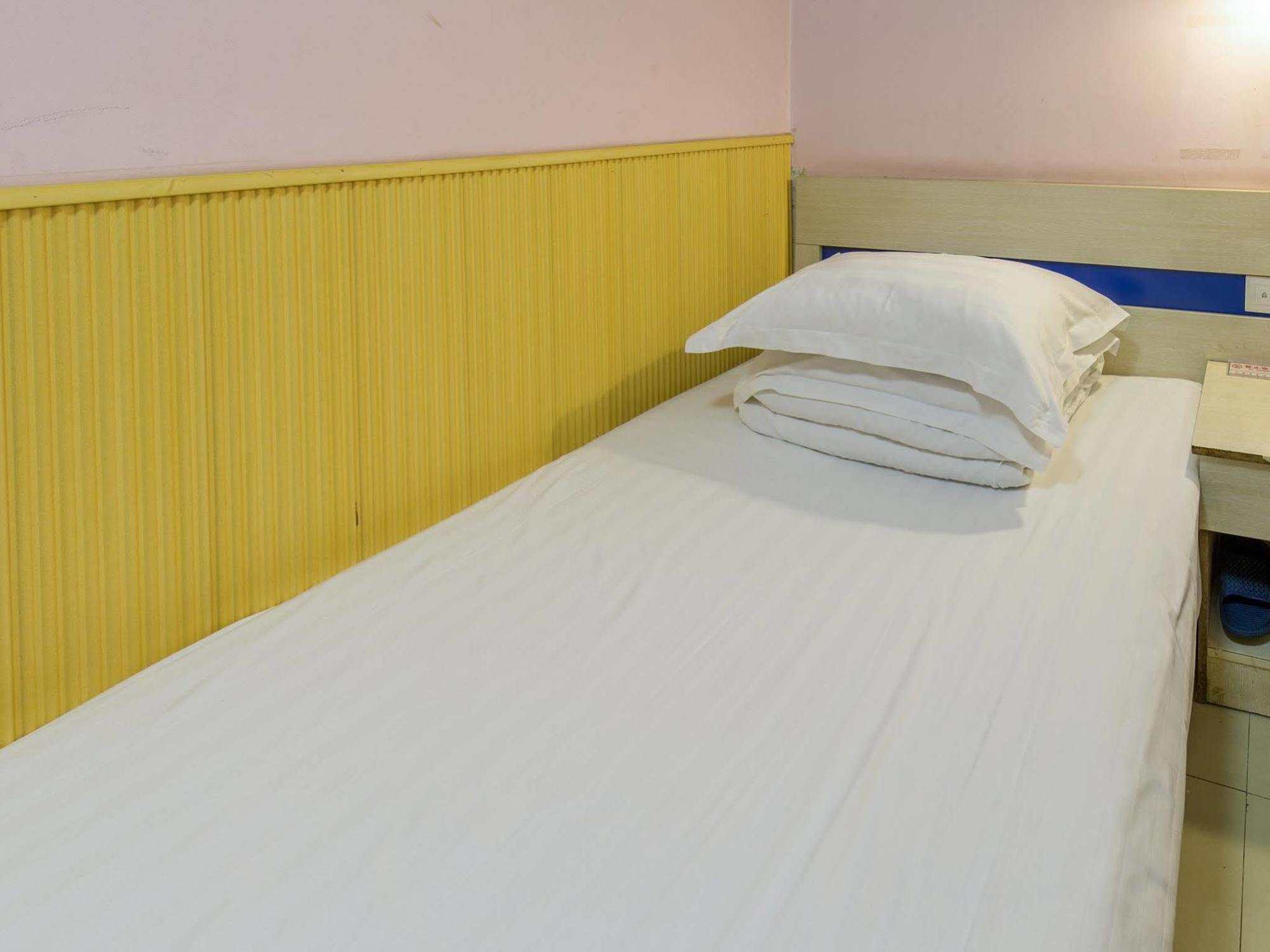 Happy Dragon Hotel -- Nearby Tiananmen Square & Forbidden City & Wangfujing Street & Line 5,6,8 Subway Nearby & Free Coffee & Free Laundry & Fluent English Speaking & Tourist Attractions Ticket Service & Free Wifi Unlimited For Western Software Beijing Bagian luar foto