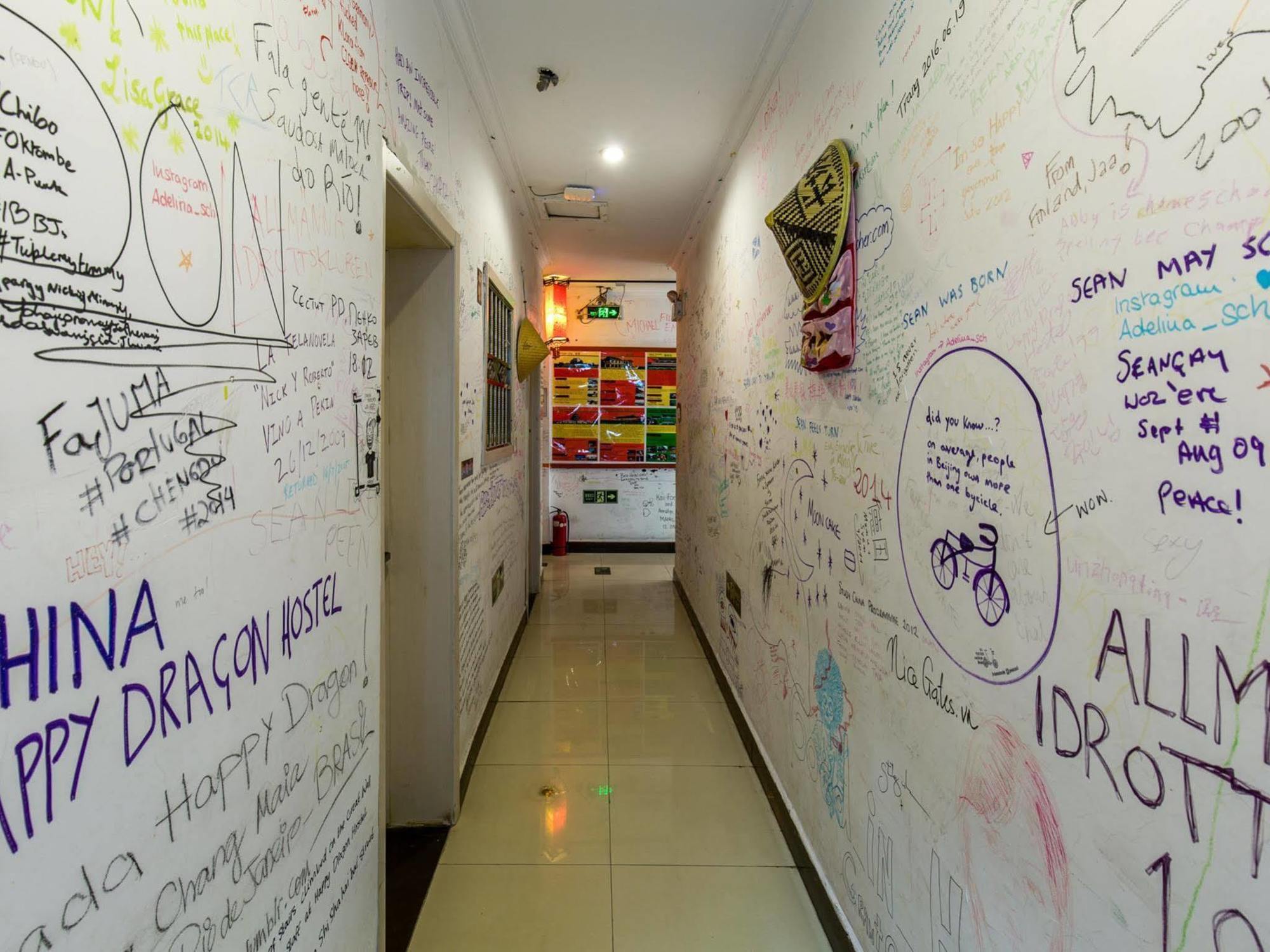 Happy Dragon Hotel -- Nearby Tiananmen Square & Forbidden City & Wangfujing Street & Line 5,6,8 Subway Nearby & Free Coffee & Free Laundry & Fluent English Speaking & Tourist Attractions Ticket Service & Free Wifi Unlimited For Western Software Beijing Bagian luar foto