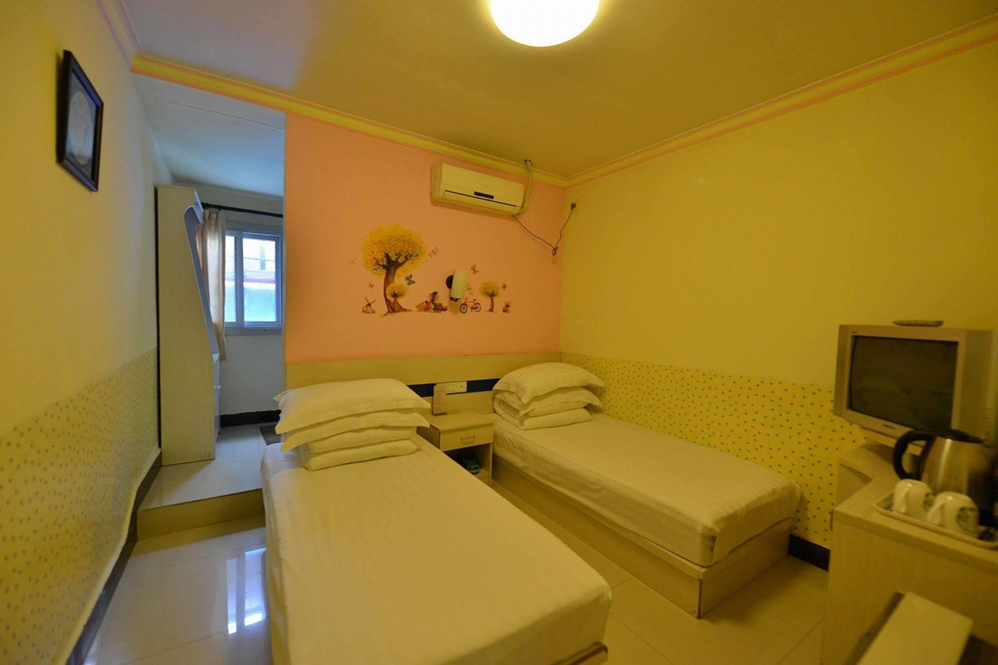 Happy Dragon Hotel -- Nearby Tiananmen Square & Forbidden City & Wangfujing Street & Line 5,6,8 Subway Nearby & Free Coffee & Free Laundry & Fluent English Speaking & Tourist Attractions Ticket Service & Free Wifi Unlimited For Western Software Beijing Bagian luar foto